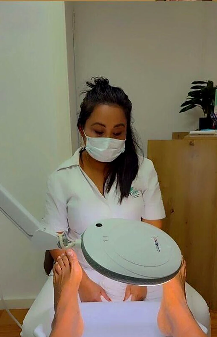 MaryJay tijdens een zorgvuldig uitgevoerde pedicurebehandeling