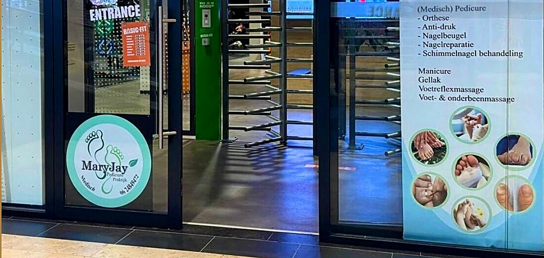 Entree met MaryJay Pedicure Praktijk-signage, aangeleverde praktijkfoto