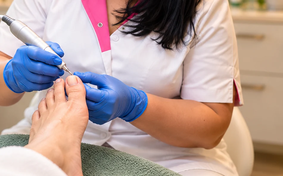 Close-up van professionele teennagelverzorging